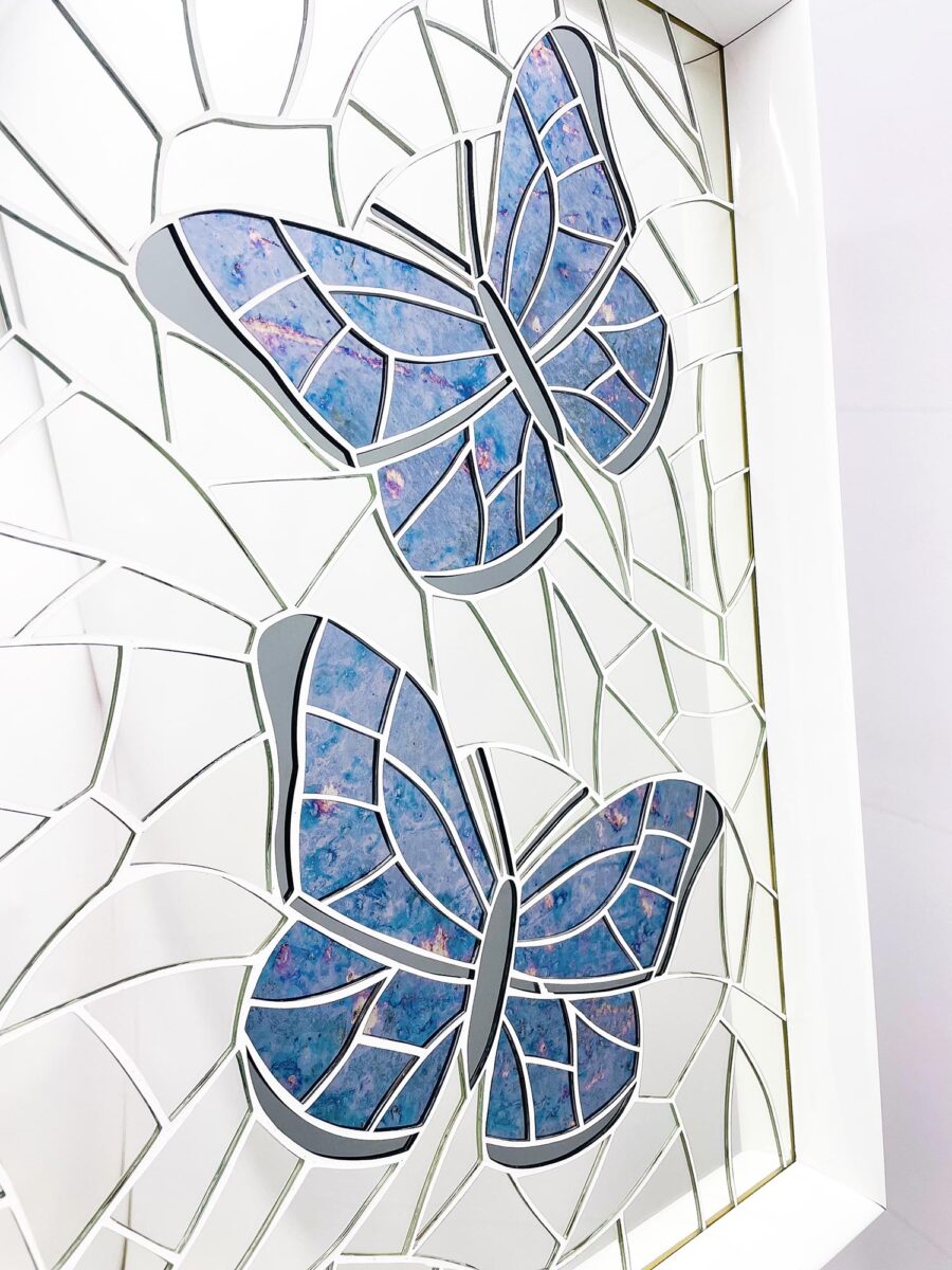 dwa niebieskie motyle zrobione z luster FARFA